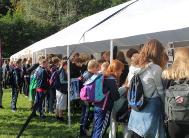 Naturvidenskabsfestival Aalborg i Zoo. Elever besøger stande, hvor studerende fra ungdomsuddannelser formidler forsøg og  interesse for naturfag foto Susanne Solskov