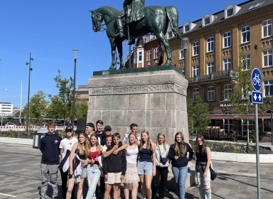 Kong Christian d. 9. Elever står nedenfor statuen Foto Nicolaj Brosolat Bering Schaumann