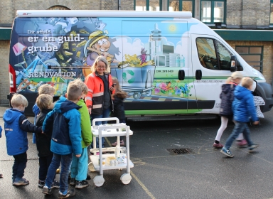 Eleverne leget affaldsstafet foran Batmobilen