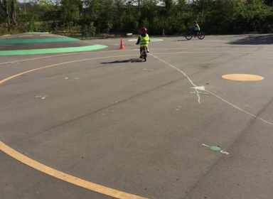 2 elever fra 0. klasses cykler på cykelbanen ved Løvvang foto Jens Bak Rasmussen