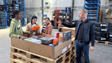 Elever fra Solbakkeskolen dyster i lager-challenge hos Viggo Laursen