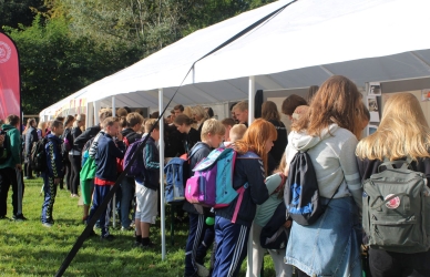 Naturvidenskabsfestival Aalborg i Zoo. Elever besøger stande, hvor studerende fra ungdomsuddannelser formidler forsøg og  interesse for naturfag foto Susanne Solskov