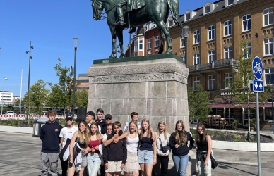 Kong Christian d. 9. Elever står nedenfor statuen Foto Nicolaj Brosolat Bering Schaumann
