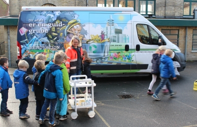 Eleverne leget affaldsstafet foran Batmobilen