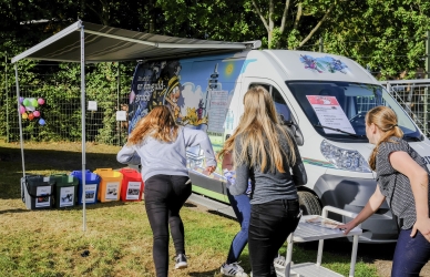 Elever løber affaldsstafet ved Batmobilen